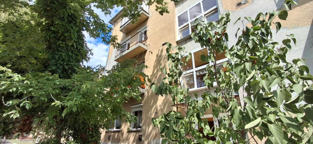 Miskolcon, a Kilián lakótelepen, a Diósgyőri Gimnázium mellett Kiadó egy 36 m² 2. emeleti garzon!