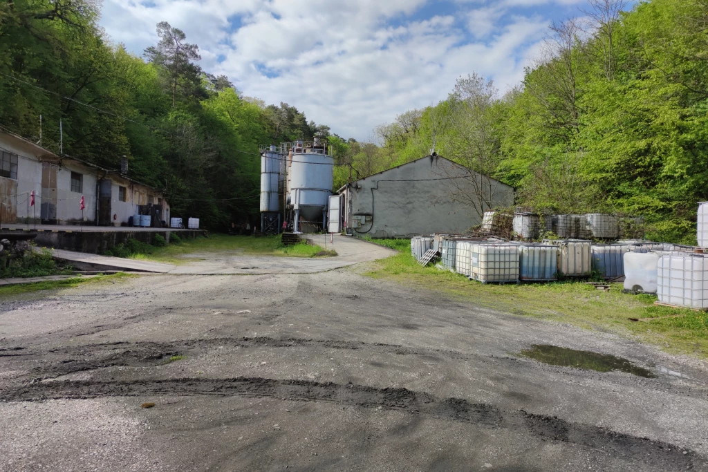 Ipari területen zárt, kamerával megfigyelt 100 m² – 400 m² helyiségekig KIADÓK!