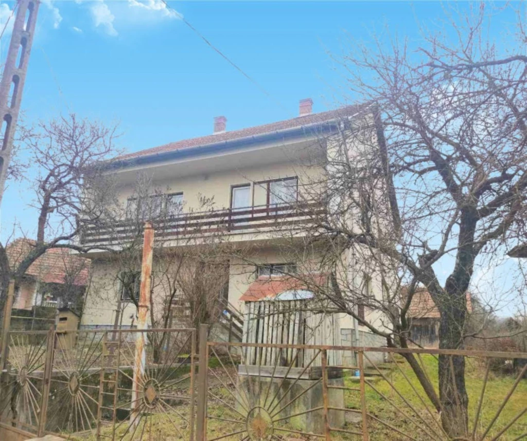 Két generáció lakhatására is tökéletesen alkalmas 200 m² családi otthon ELADÓ.