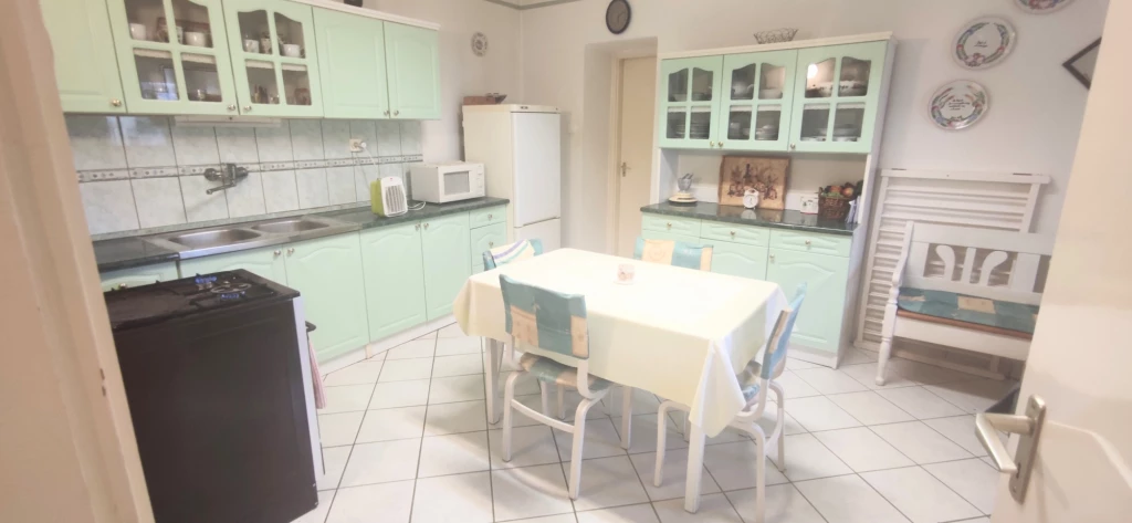 Borsod-Abaúj-Zemplén vármegyében, Miskolctól 39 km-re, Kassától 48 km-re elhelyezkedő Forró településen családi otthon ELADÓ!