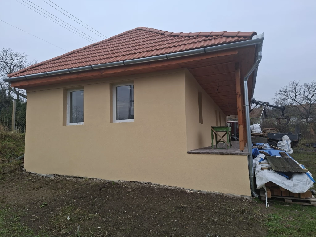 Eladó teljes körűen felújított 90 m² családi ház Füzérradványban!