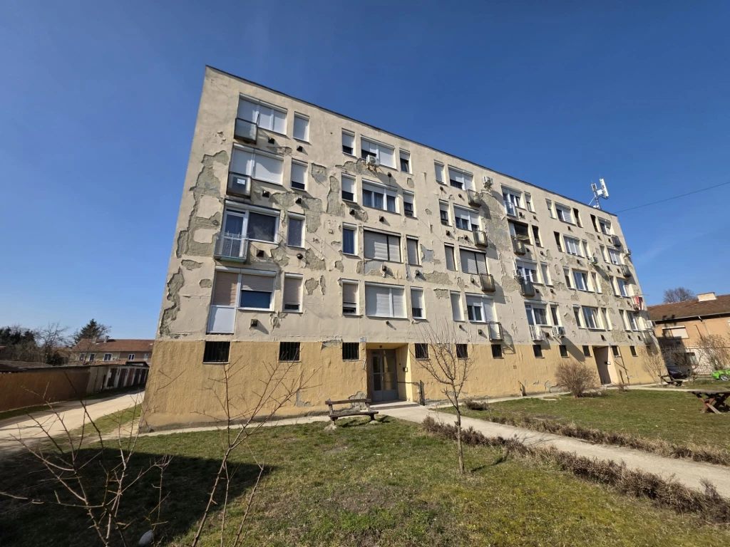 Sajószentpéter – Péch Antal utcában, 2.emeleti, részben felújított 1,5 szobás lakás ELADÓ!