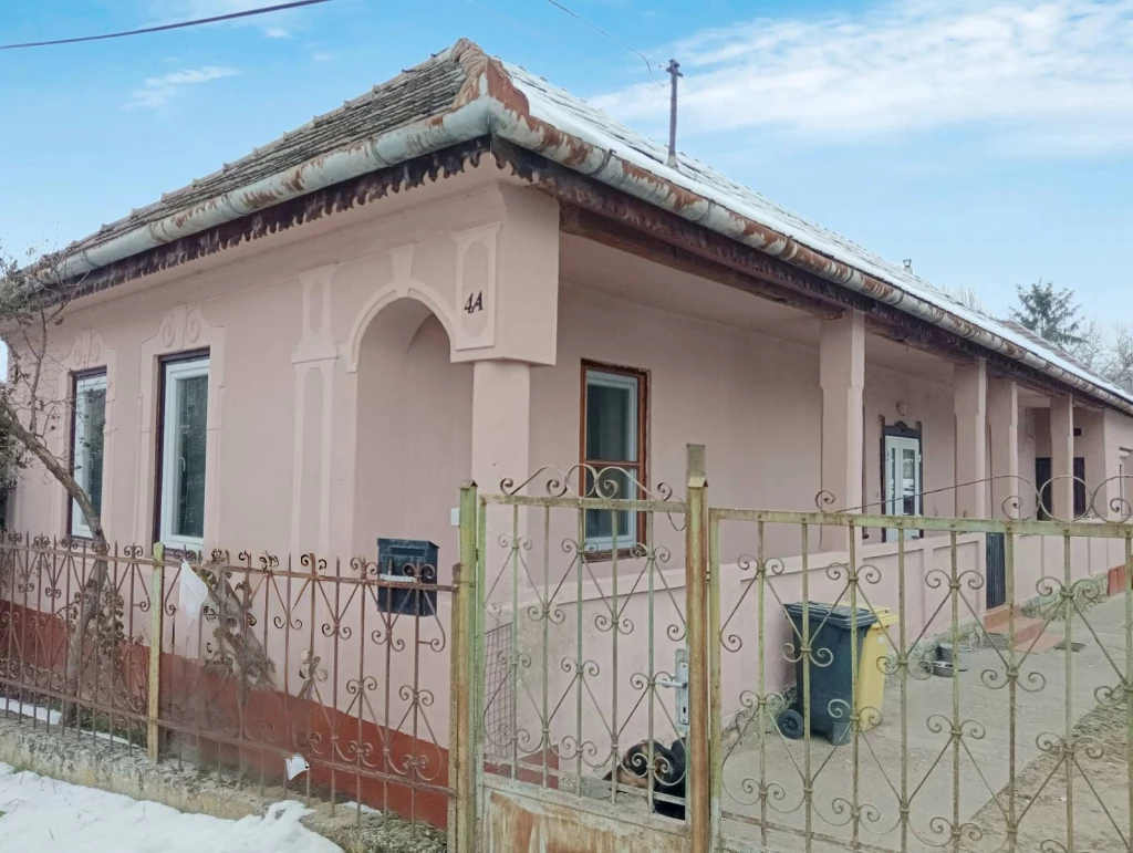 Eladó Telkibánya központjában 92 m² 2 szobás amerikai konyhás családi ház.