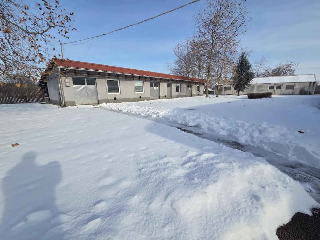 Mezőcsáton eladó négy épületből álló üzem!