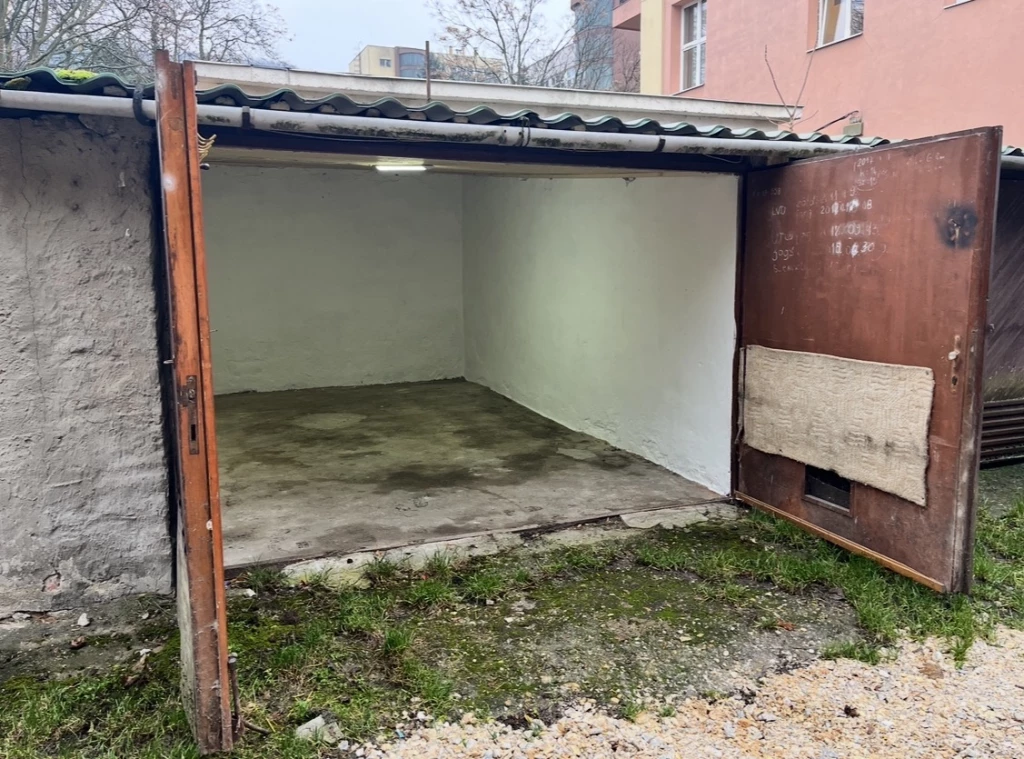Miskolc belvárosaban – a Petőfi Sándor utcában – ZÁRT udvarban 17 m² garázs ELADÓ!
