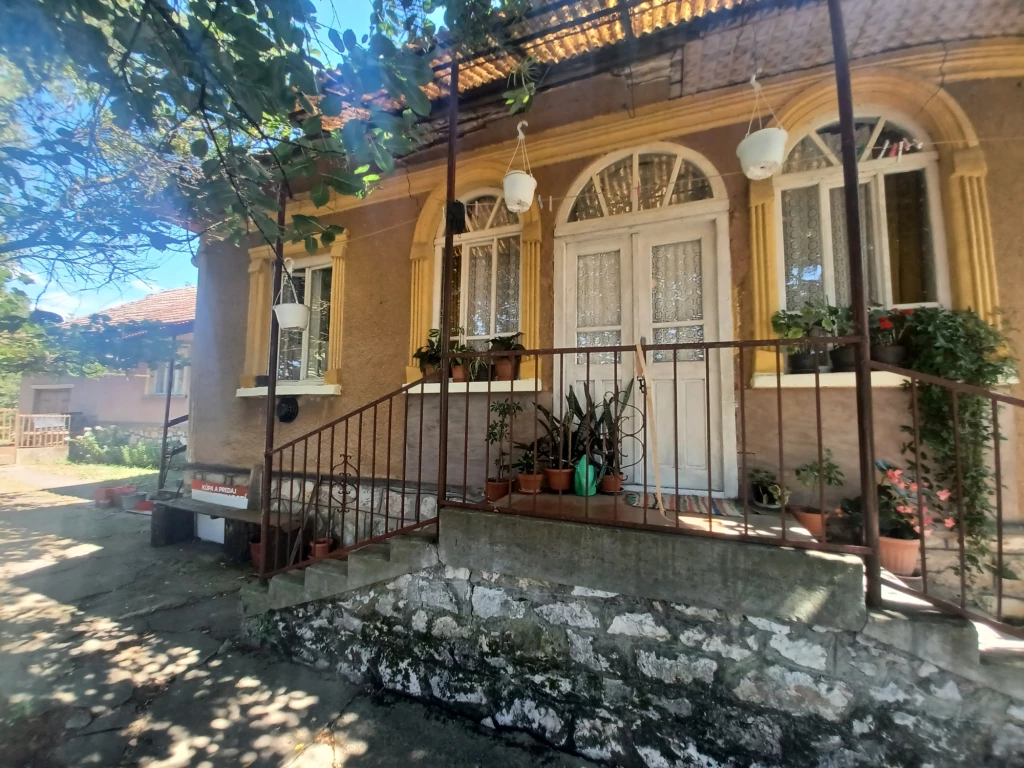 Komjáti gyöngyszeme – tágas kétgenerációs családi ház eladó!