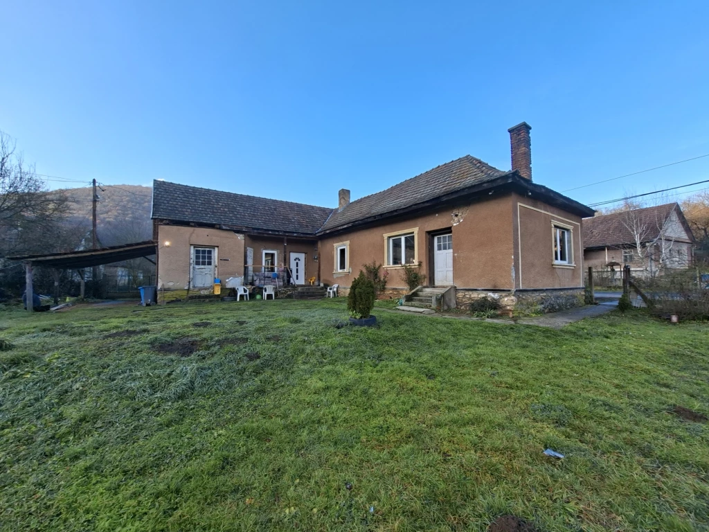 Tágas, részben felújított 3 szobás családi ház eladó Bódvaszilason – nagy telekkel, patakkal! Különleges adottságú ingatlan!