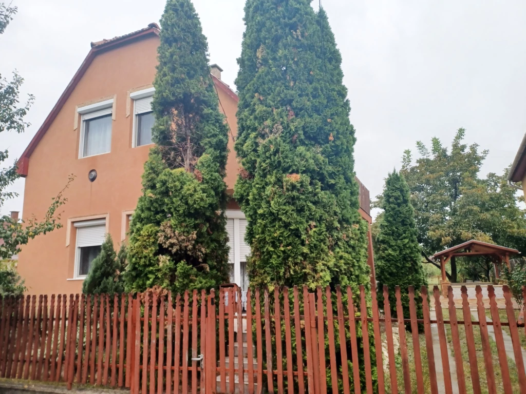 Halmajon ezt a 2 szintes, 4 szobás családi ház ELADÓ!