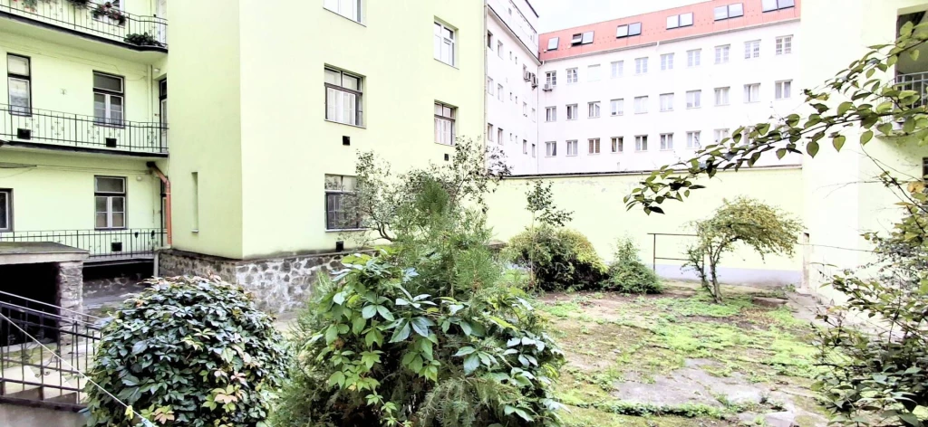 Miskolc belvárosában ELADÓ egy 100 m², 3 szoba + étkezős, minőségi anyagokból teljeskörűen felújított lakás!