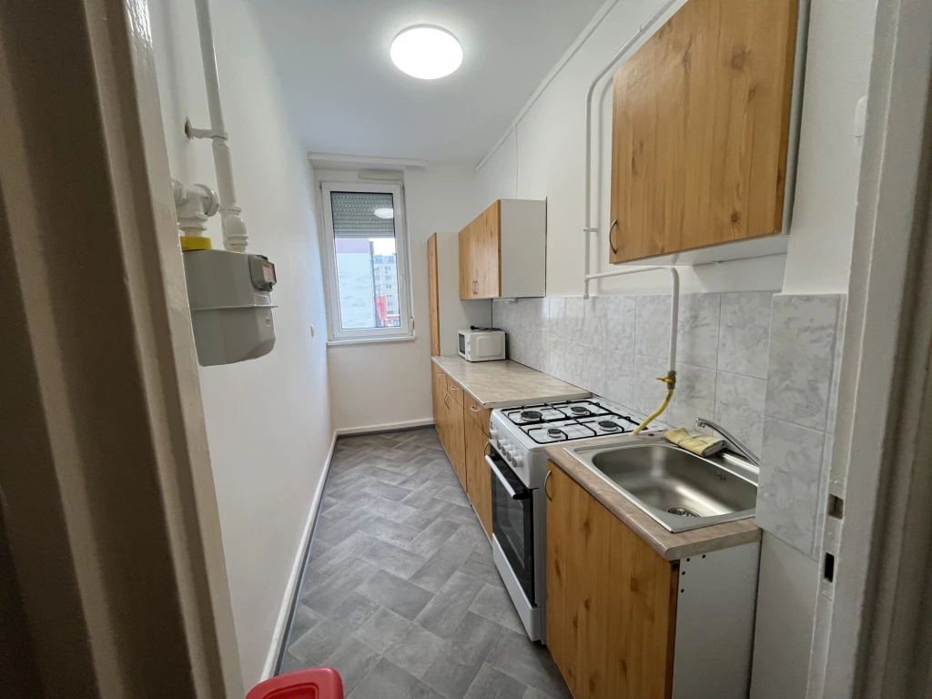 Kazincbarcikán az Iskola utcában egy felújított, 43 m², 1,5 szobás, bútorozatlan 1.emeleti lakás kiadó!