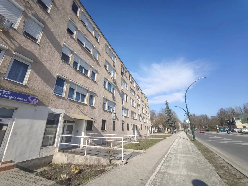 Eladó Kazincbarcikán egy 49 m², 1+2 félszobás ELSŐ emeleti lakás