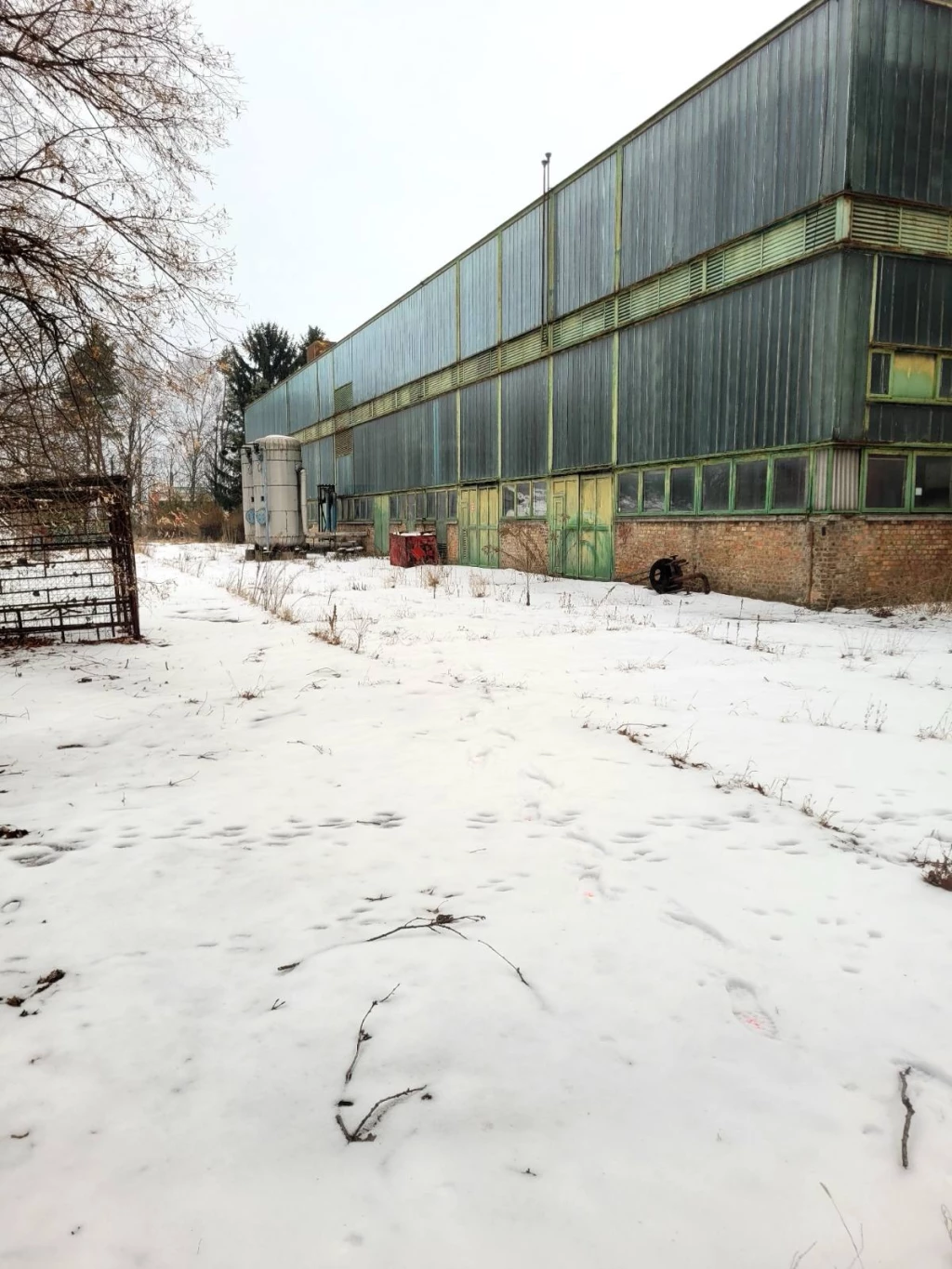 RENDKÍVÜLI BEFEKTETÉSI LEHETŐSÉG 1 NAGY CSARNOK 9027 m² EGYBEN VAGY AKÁR HÁROM RÉSZRE OSZTVA ELADÓ