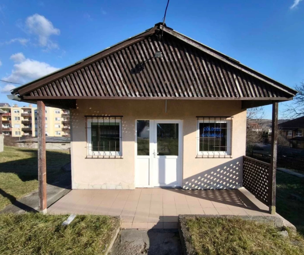 KIADÓ Kurityán főutcáján az üzletsoron egy összközműves 60 m² összalapterületű üzlethelyiség!