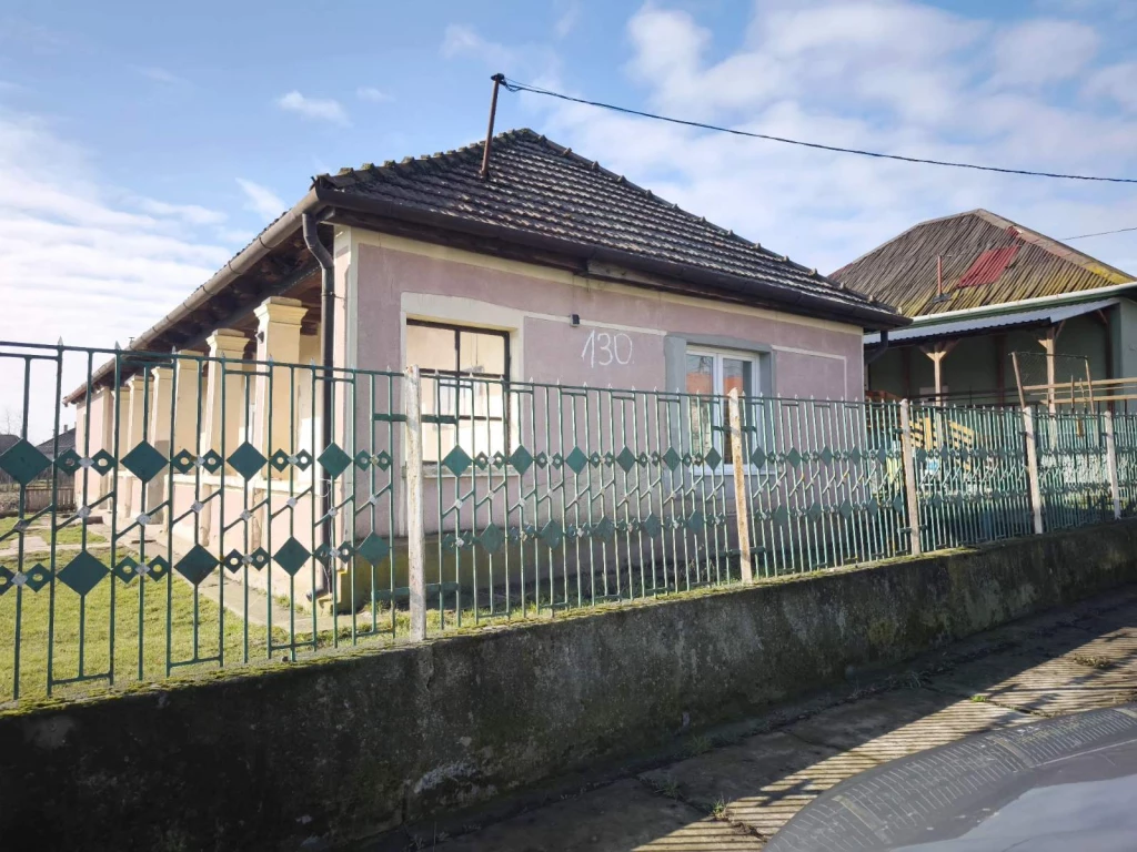 Eladó Tiszalúcon egy 95 m², 3 szobás + nappalis tornácos családi ház