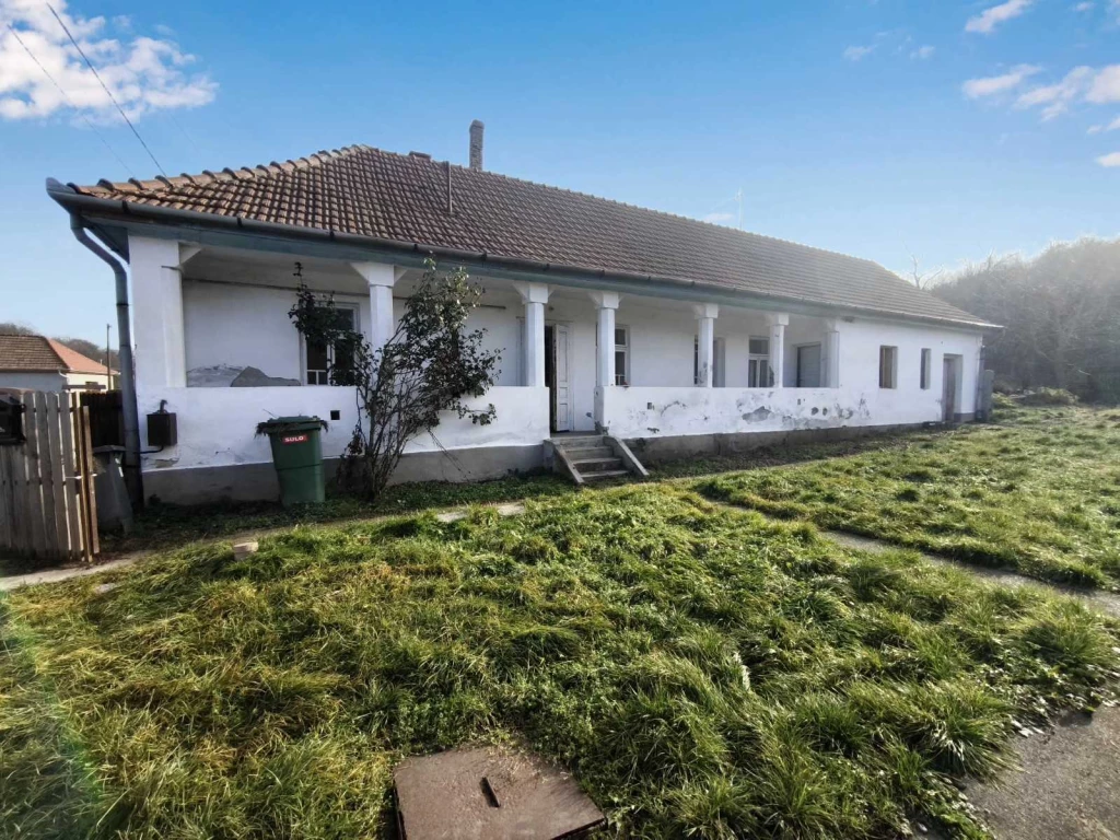 Eladó Alacskán egy 72 m² 3 szobás régi típusú tornácos családi ház