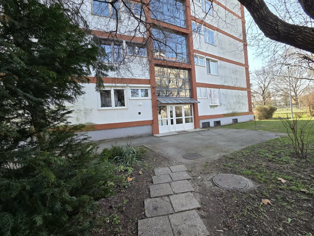 KLÍMÁS, 2 SZOBÁS LIFTES TÁRSASHÁZI LAKÁS ELADÓ A TISZAI PÁLYAUDVAR KÖZELÉBEN ALACSONY KÖZÖS KÖLTSÉGGEL!