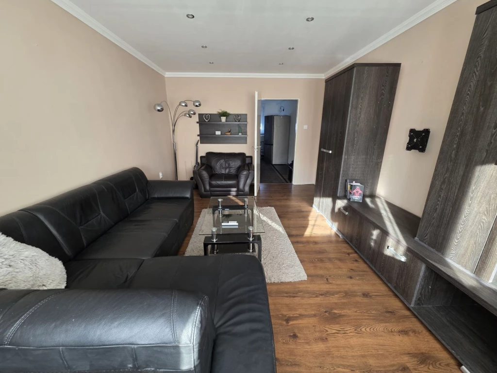 Kiadó Miskolcon a Vörösmarty utcában egy 2 szobás 55 m² ELSŐ emeleti felújított állapotú lakás