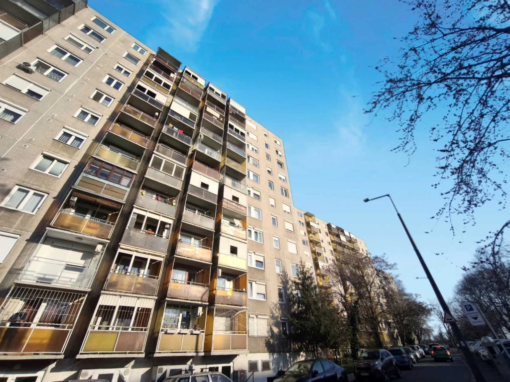 Eladó Miskolcon a Király utcában egy 55 m² 2 szobás jó állapotú ERKÉLYES lakás