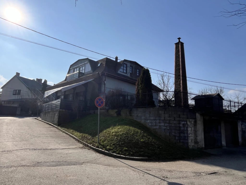 Két generációnak alkalmas családi ház a Feszty Á. utcán eladó