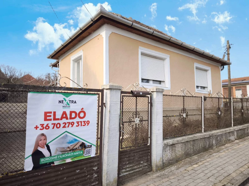 Eladó Hangács központjában egy 86 m² 3 szobás családi ház