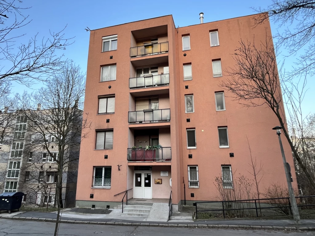 Miskolc – Katowice utcában 2 szobás, 3.emeleti erkélyes lakás ELADÓ!