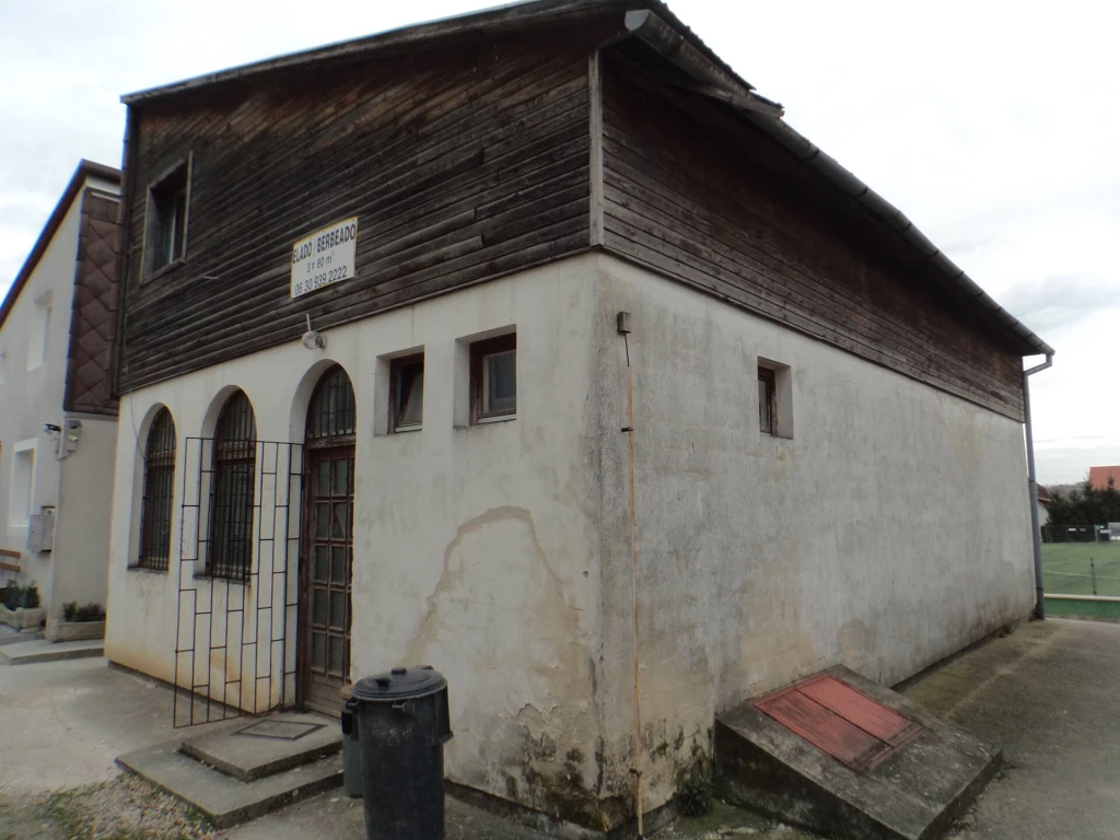 Hévízen kedvelt helyen üzlet épület eladó. Igény esetén társasházzá átépíthető