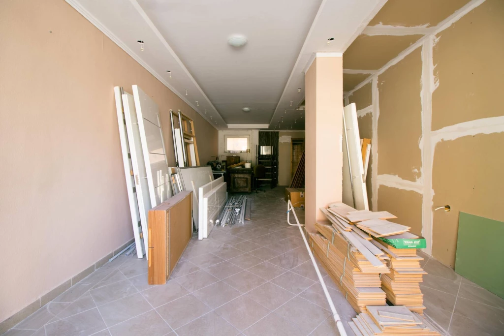 Hévízen forgalmas helyen üzlethelyiség eladó.