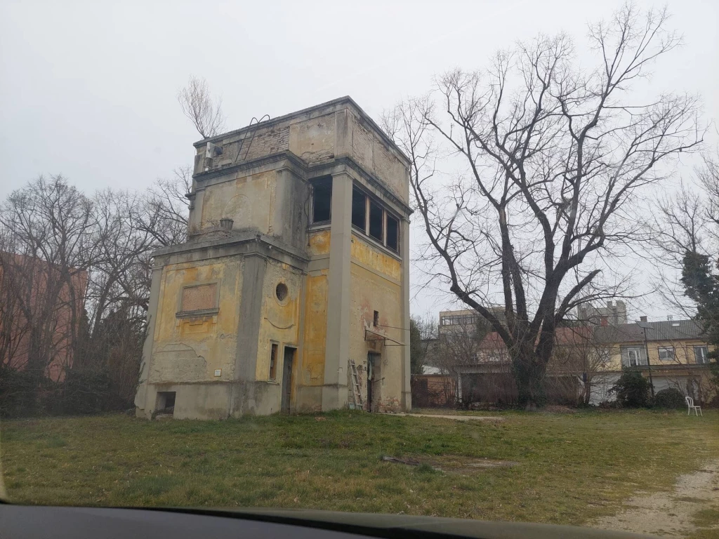 Ez egy eladó fejlesztési terület Zala vármegyében, a Balatonhoz közeli település központi területén.