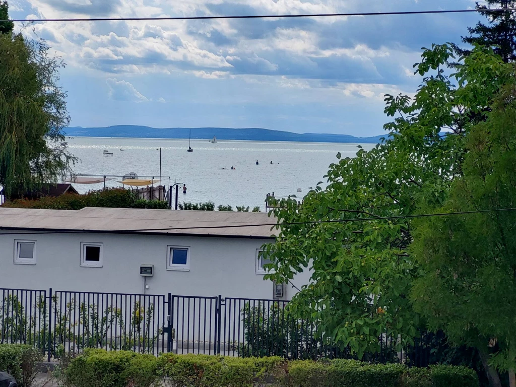 Eladó szántódi, új építésű, panorámás, luxus lakás saját vízparti résszel.