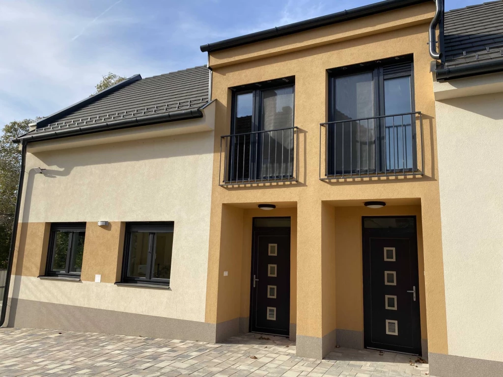 Balatonszárszón, ikerházban, az egyik korszerű lakás eladó