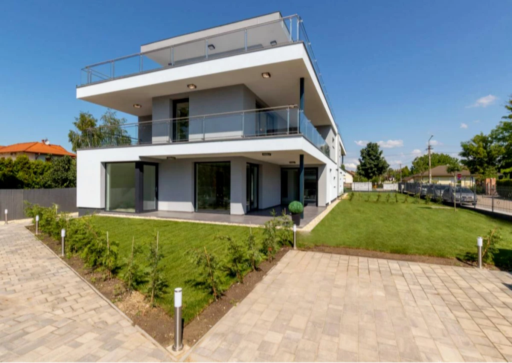 Közvetlen vízparti telekkel, újszerű társasház 4 szobás földszinti lakása Szántódon eladó