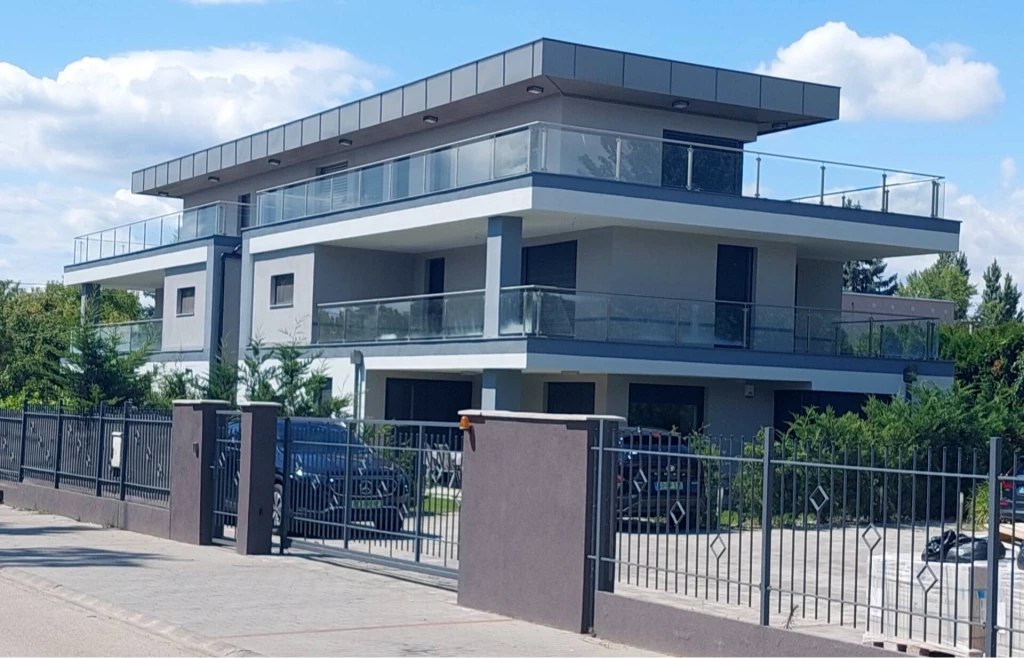 Új építésű, 2 szintes, 5 szobás penthouse lakás közvetlen a balaton partján, Szántódon eladó