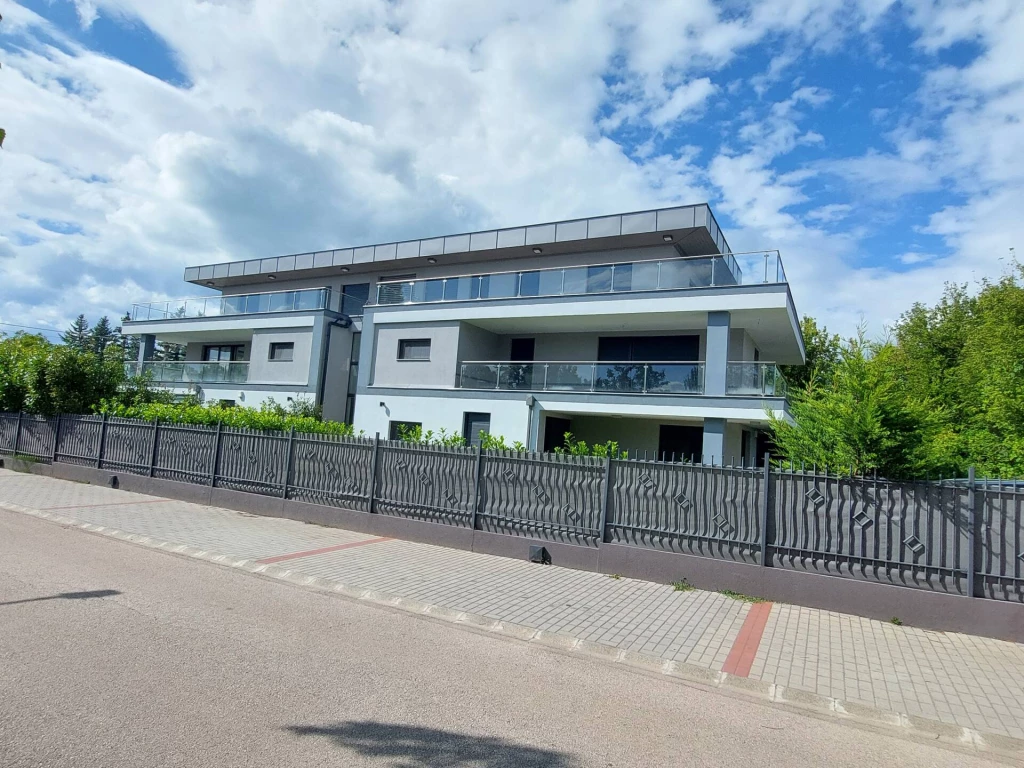 Szántódon Balaton part közvetlen kpacsolattal új építésű lakás eladó