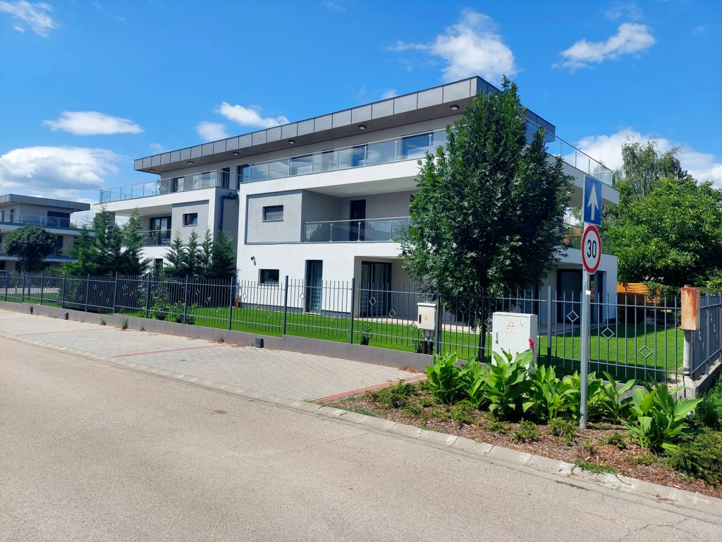 Új építésű Penthouse lakás közvetlen, saját Balaton parttal és stéggel, Szántódon eladó