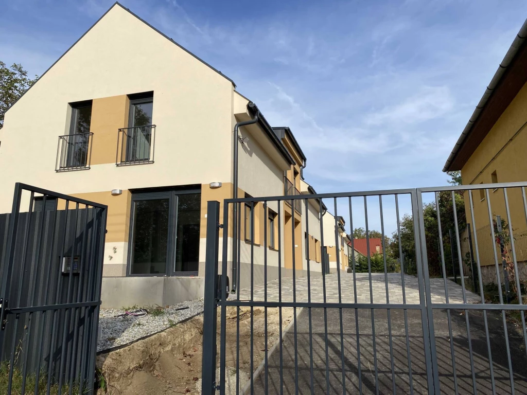 Korszerű, ikerházban lévő,  4 szobás lakás Balatonszárszón eladó