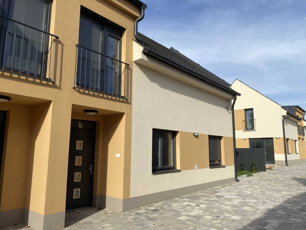 Balatonszárszón új építésű ikerház egyik lakása eladó