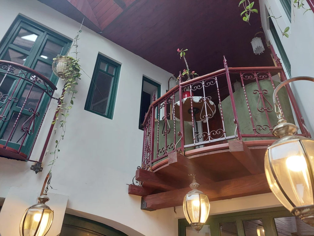 Budapest 3. kerületében Aranyhegyen kétgenerációs, egyedi tervezésű családi ház eladó