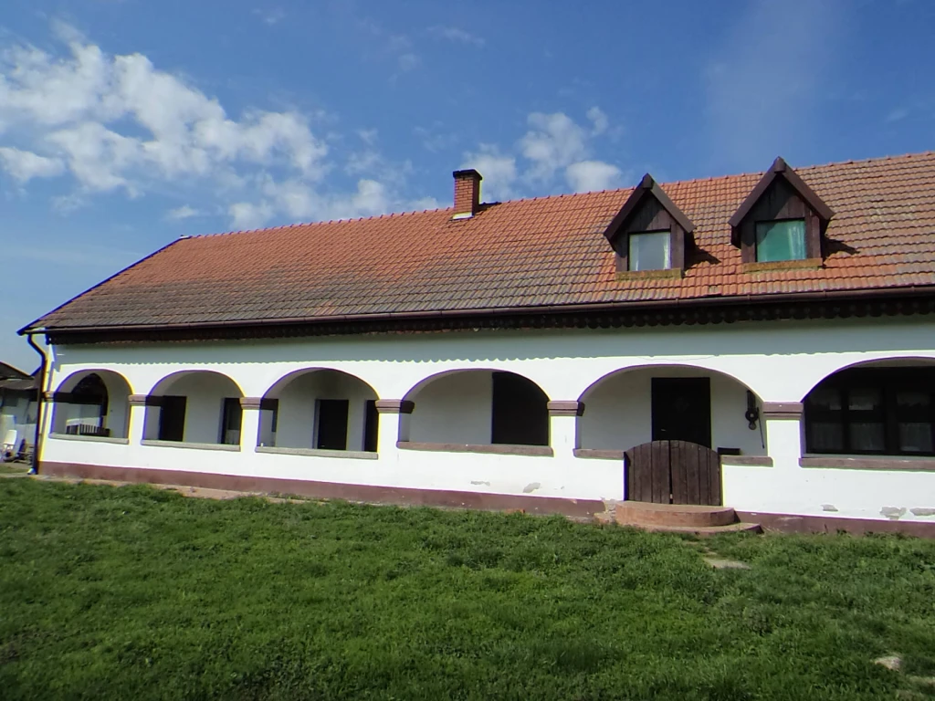 Nagyszerű lehetőség közel a Tiszához külföldi befektetők számára is! A trulajdonos május végéig várja az ajánlatokat.