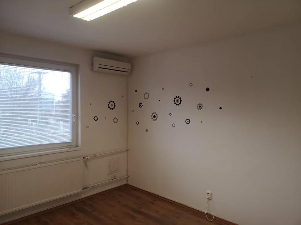 Kiadó szolgáltatott iroda, Szeged, Napos út 7