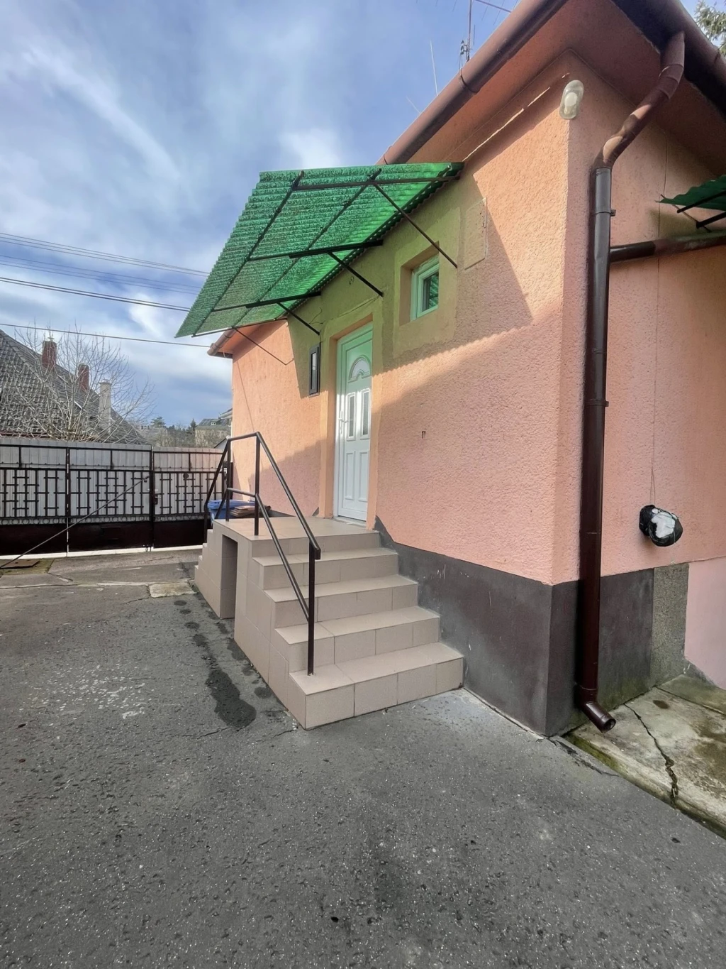 c3-1-name c2-1-name, Pécs, Szabolcs