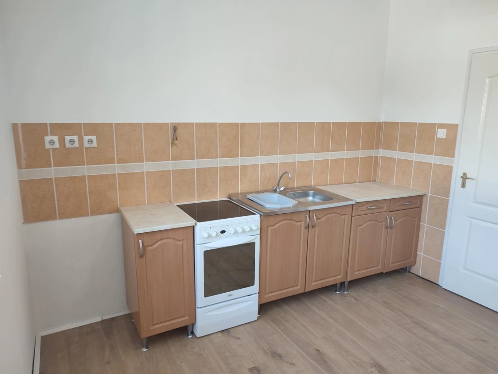 c3-1-name c2-19-name, Komló, Kossuth Lajos utca