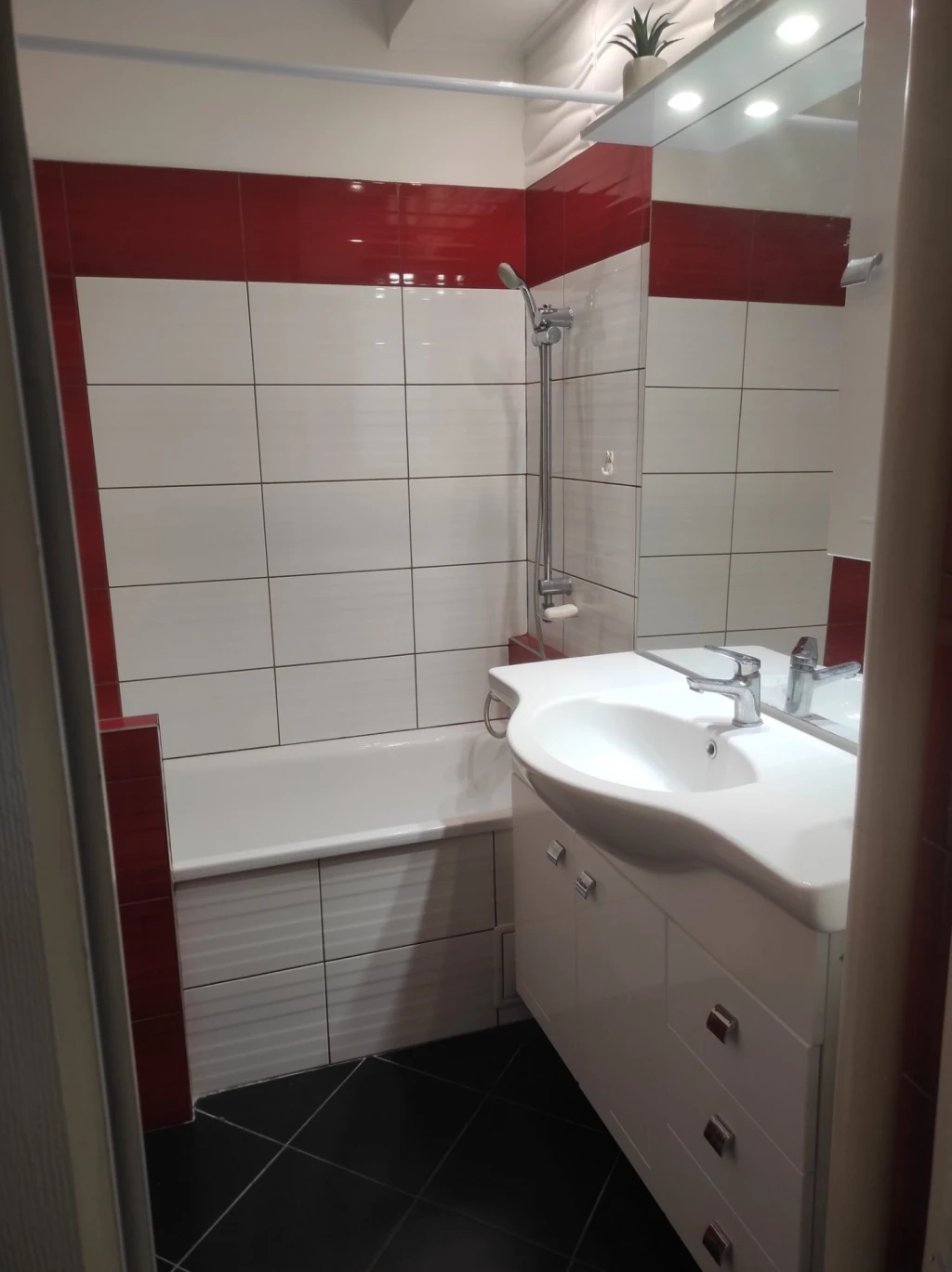 Eladó Lakás, Komló Hegyhát utca  27.000.000 Ft