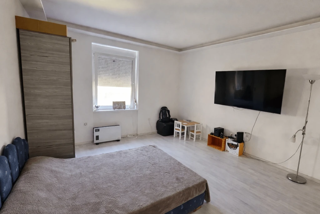 c3-1-name c2-19-name, Komló, Zrínyi tér