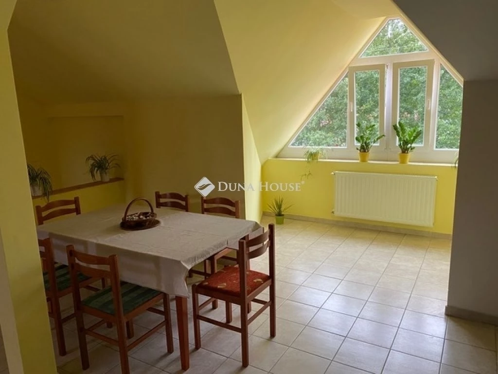 c3-1-name c2-68-name, Kistelek, Ifjúság tér