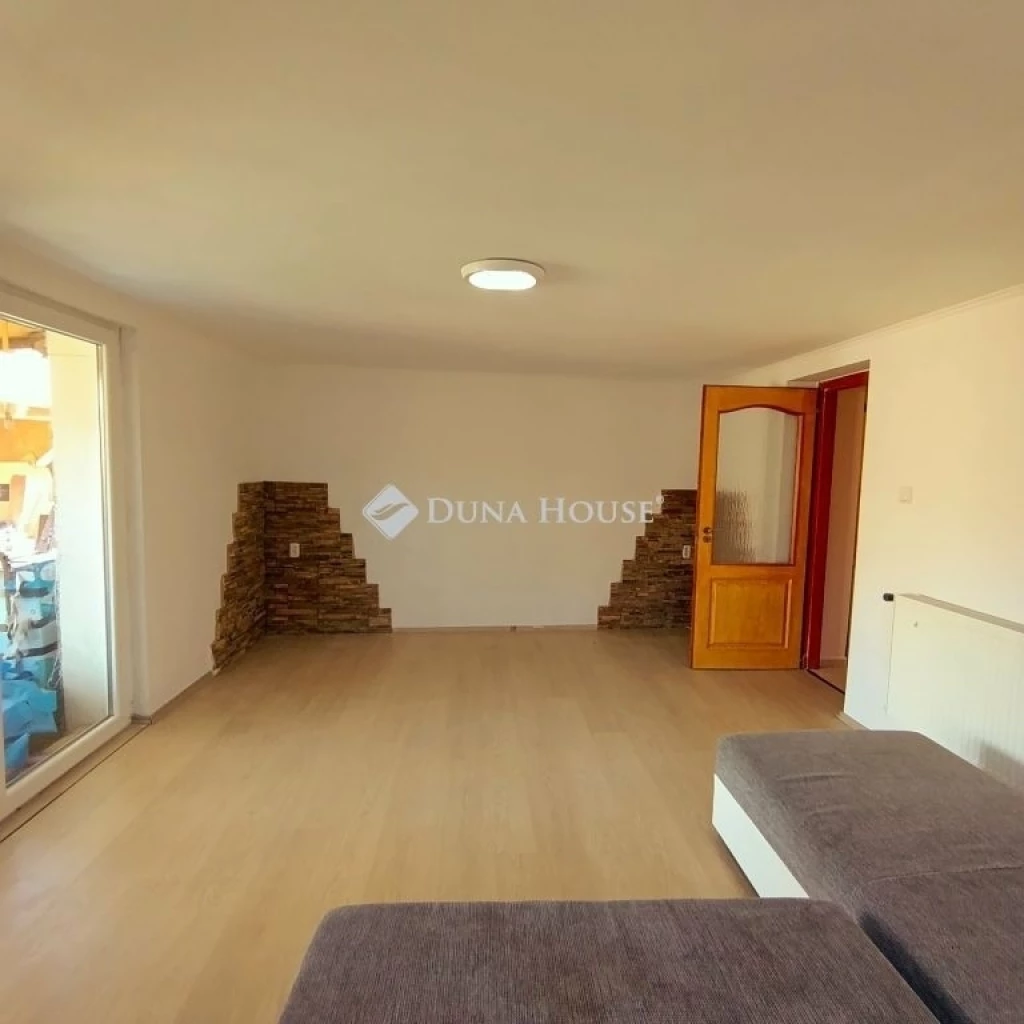 Eladó ház, Földeák