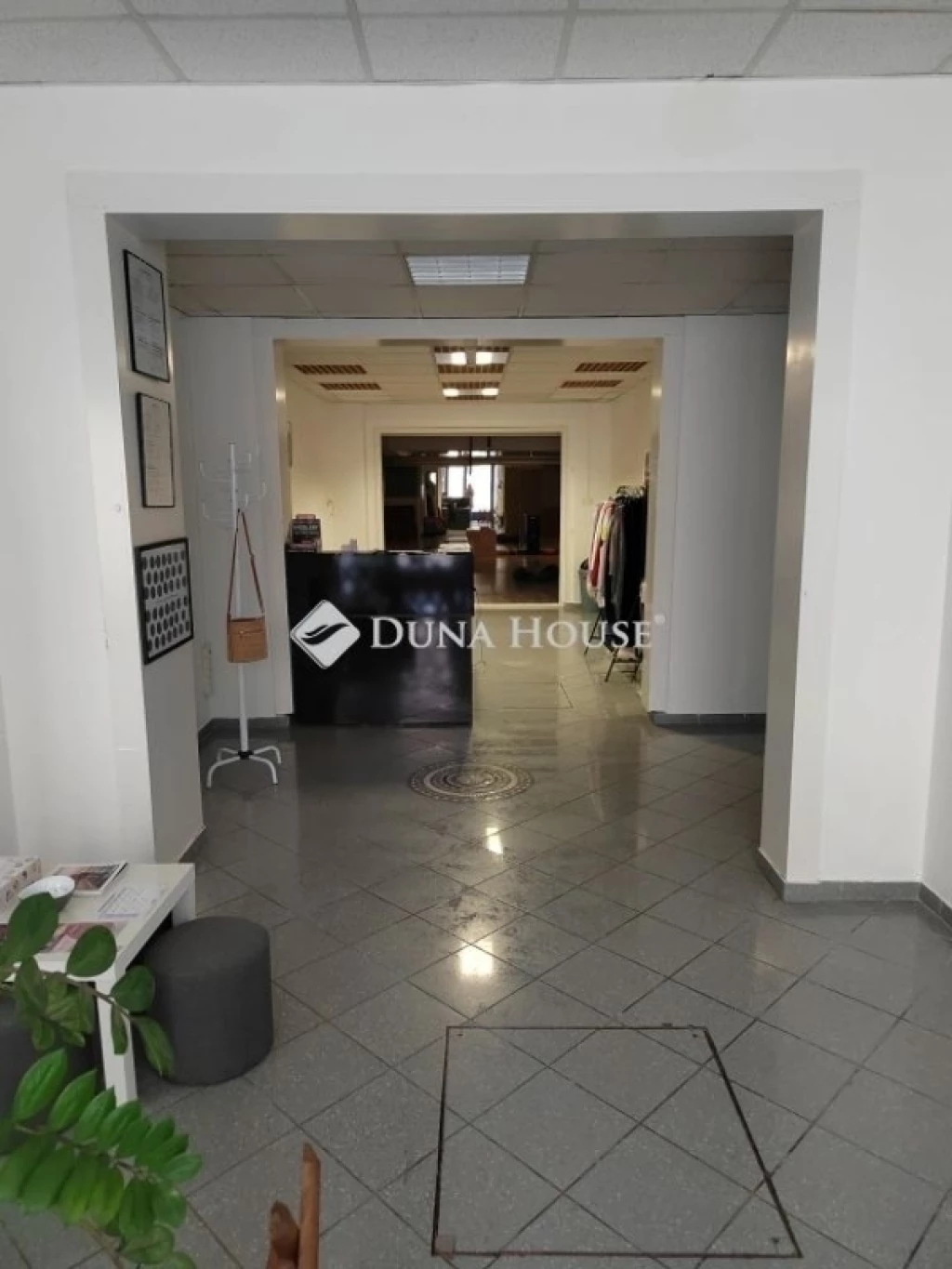 Eladó Üzlethelyiség, Szeged