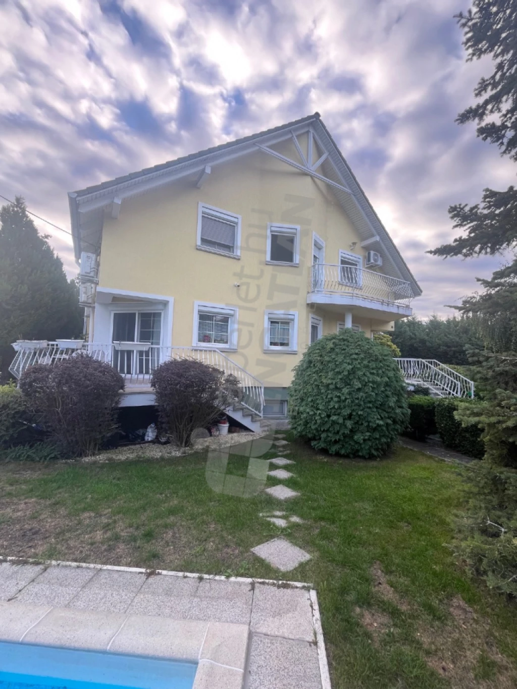 Eladó családi ház, Budapest XVI. kerület, Istráng utca