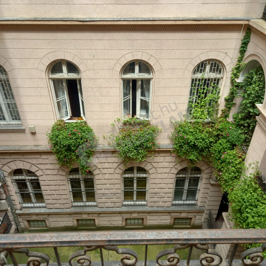 For sale brick flat, Budapest VI. kerület, Nagymező utca