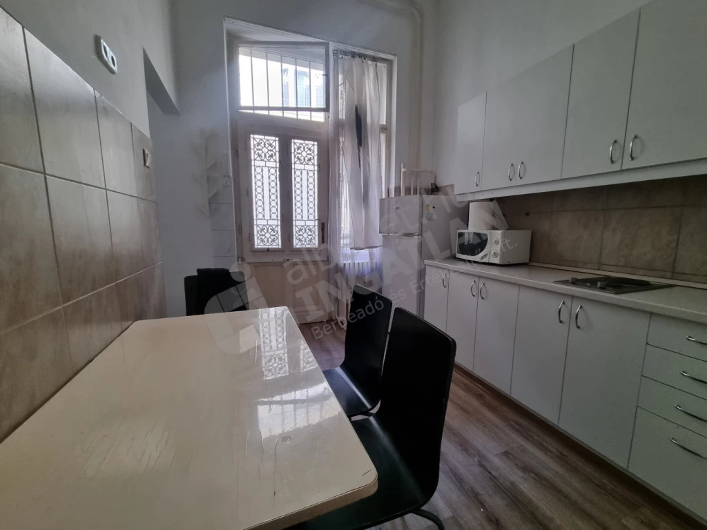 c3-2-name c2-19-name, Budapest V. kerület, Október 6. utca