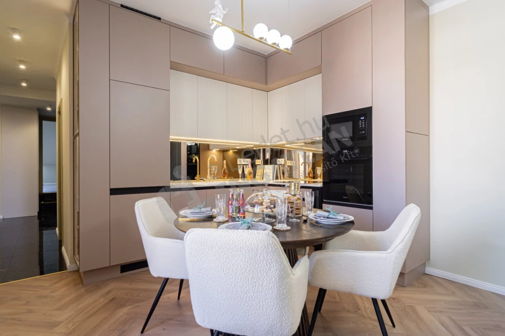 For sale brick flat, Budapest V. kerület, Szervita tér